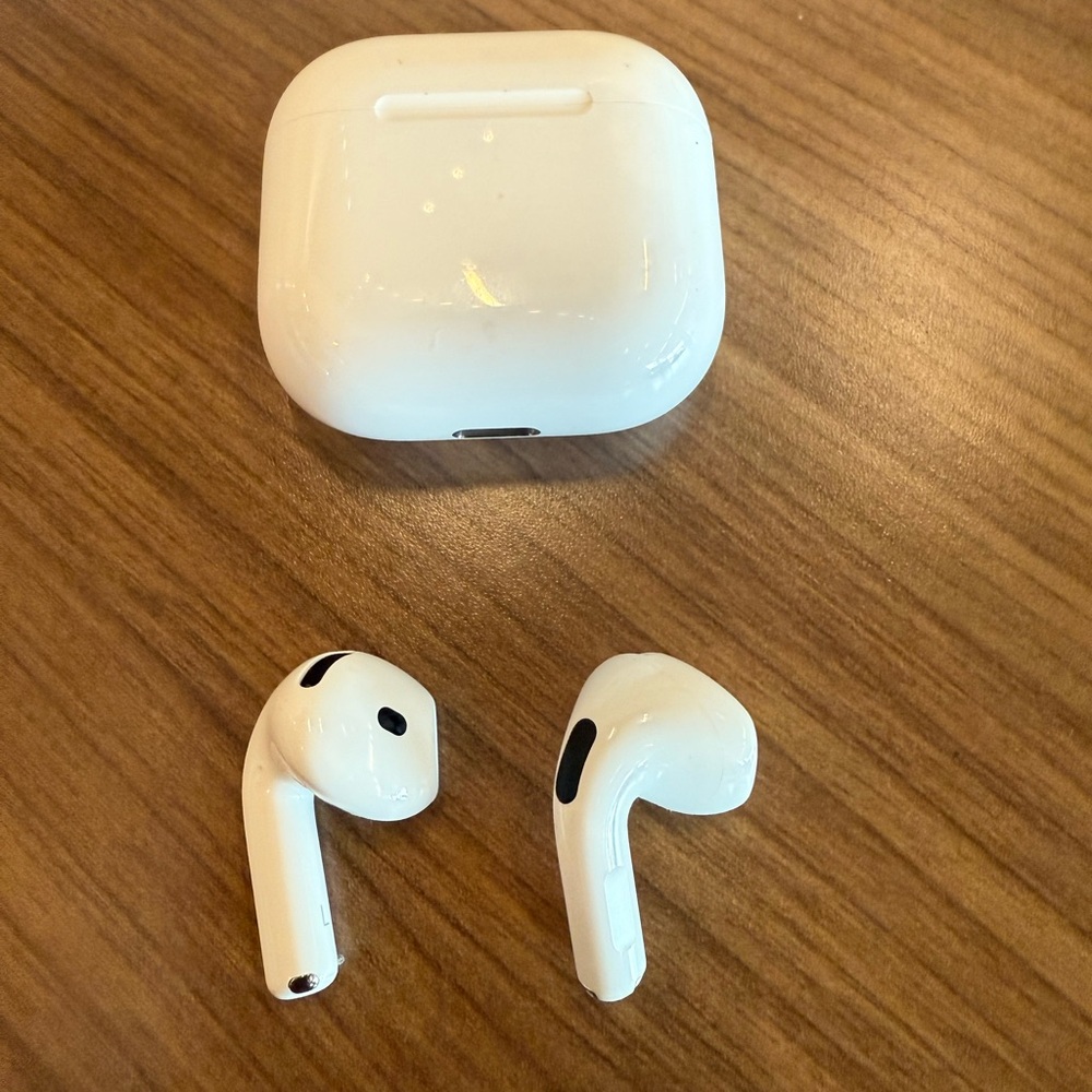 Apple White AirPods 4 -with Charging Case